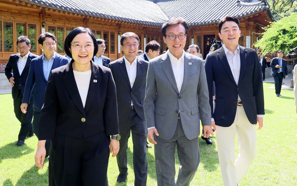 김민석 더불어민주당 대표(앞줄 가운데)가 한성숙 국무총리(왼쪽), 강훈식 대통령 비서실장(오른쪽) 등과 함께 2026년 8월23일 서울 종로구 총리공관에서 열린 고위당정협의회에서 기념촬영을 위해 발걸음을 옮기고 있다. 한겨레 류우종 선임기자 wjryu@hani.co.kr