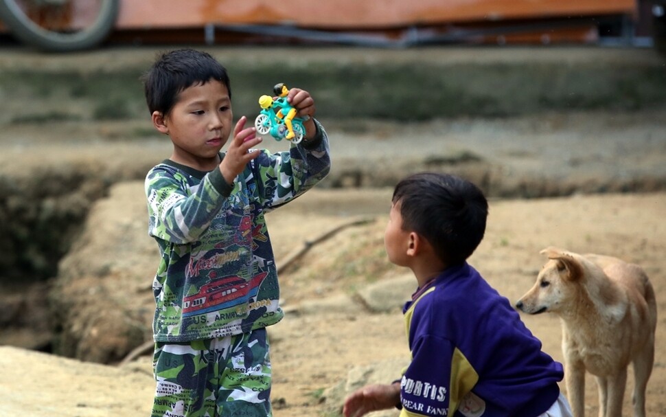 사파 시내에서 9km 떨어진 하우타오 마을에서 흐몽족 아이들이 낡은 플라스틱 장난감을 가지고 놀고 있다. 
