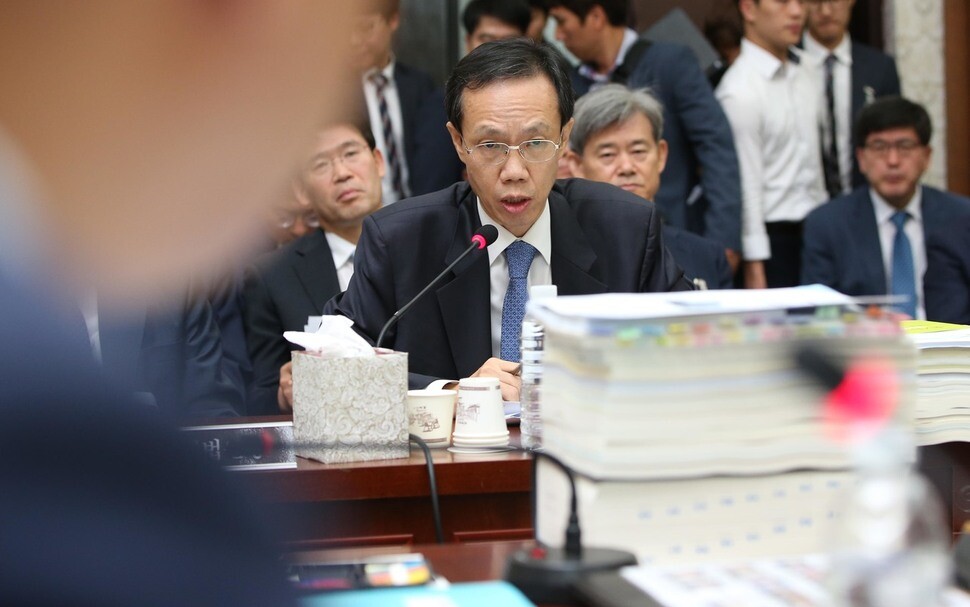 Seoul Central District Court chief Kang Hyung-joo responds to a question at at the National Assembly Legislation and Judiciary Committee’s parliamentary audit of Seoul High Court and Seoul Central District Court on Oct. 5. (by Kang Chang-kwang