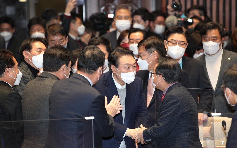 윤석열 국민의힘 대선 후보가 6일 오전 국회에서 열린 의원총회에서 의원들의 박수를 받으며 입장하고 있다. 김봉규 선임기자