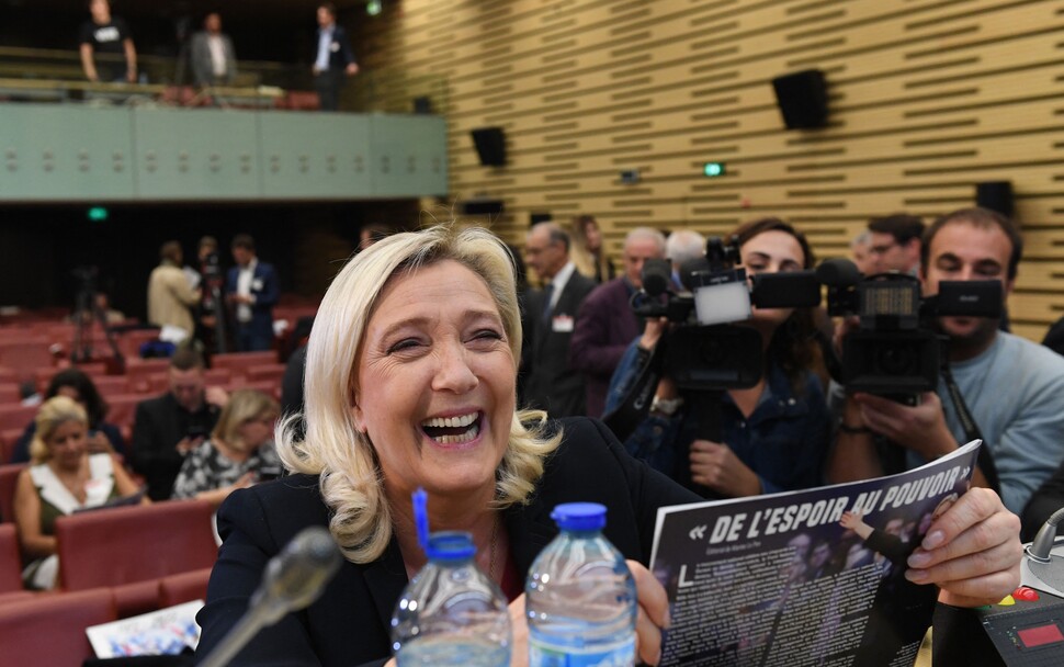 2022년 10월 6일 프랑스 극우정당 국민연합(RN)의 마린 르펜 대표가 `희망에서 집권으로'라는 주제로 의회에서 열린 당 심포지엄에서 참석해 활짝 웃고 있다. AFP 연합뉴스