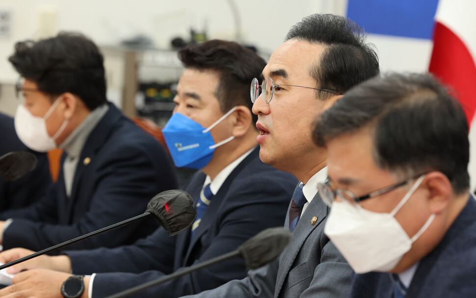 박홍근 더불어민주당 원내대표가 8일 국회에서 열린 예산안 관련 기자회견에 참석하고 있다. 연합뉴스