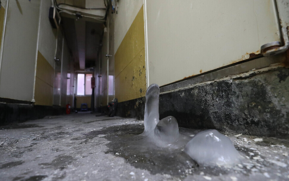 Even at midday on Jan. 26, ice remains frozen solid at a flophouse in the Dongja neighborhood of Seoul’s Yongsan District. (Kang Chang-kwang/The Hankyoreh)