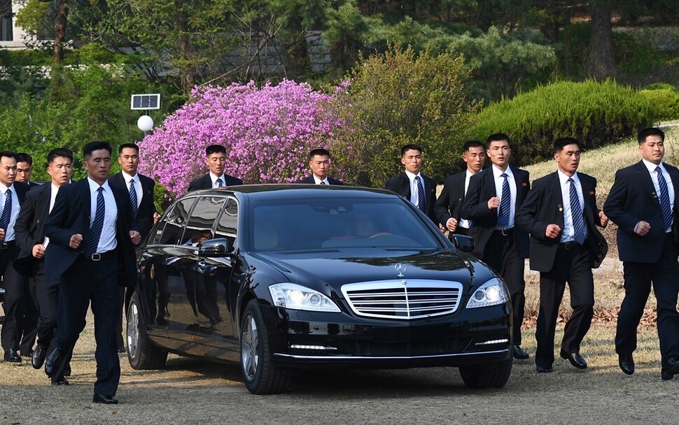 정상회담을 마친 김정은 국무위원장이 군사분계선을 넘어 판문점 북쪽 지역으로 갔다가 이날 오후 평화의집으로 돌아오는 동안 북쪽 경호원들이 김 위원장의 차를 에워싼 채 달리고 있다.