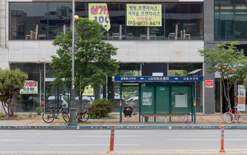 지난 5월 전북 군산 수송동 상가에 임대 표지가 붙어 있다. 박승화 기자