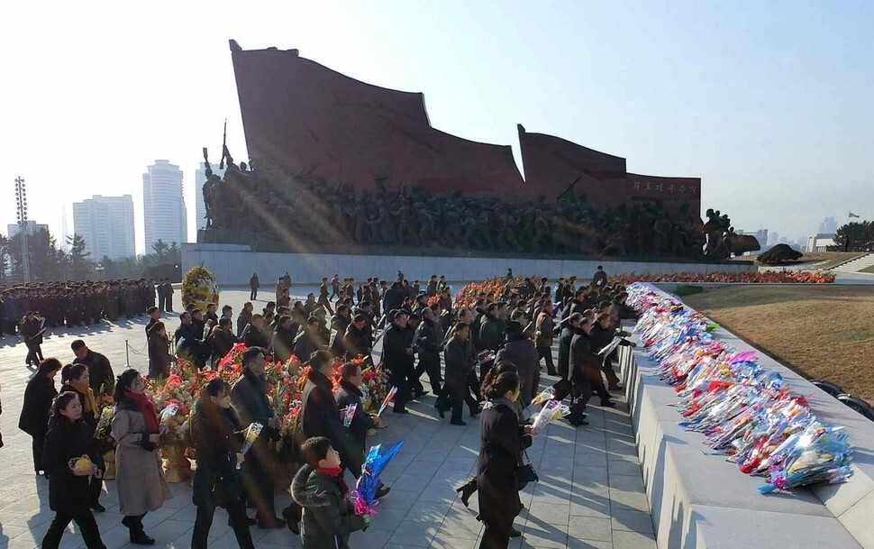 An image of North Korean citizens lay flowers at the Kumsusan Palace of the Sun, the mausoleum of North Korea’s founder and leader Kim Jong-un’s grandfather Kim Il-sung, published by the Rodong Sinmun on Jan. 2. (Rodong Sinmun)