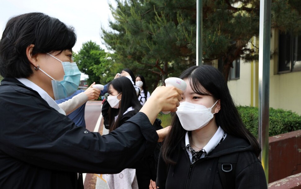 3학년 학생들이 발열 검사를 받고 있다.