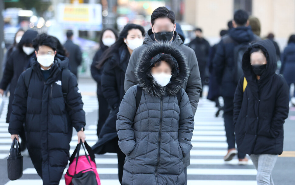 아침 기온이 전날보다 10도가량 떨어지며 영하권 날씨를 보인 지난 1일 오전 서울 광화문광장에서 시민들이 두꺼운 옷차림을 한 채 걸어가고 있다. 연합뉴스