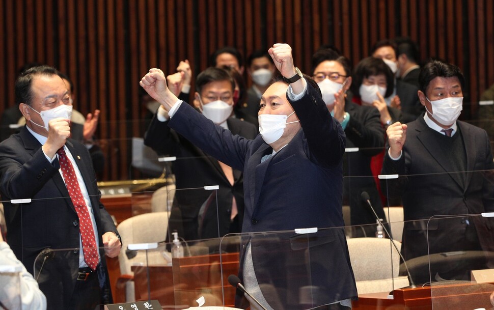 윤석열 국민의힘 대선 후보가 6일 오전 국회에서 열린 의원총회에서 머리발언을 마친 뒤 ‘윤석열’을 연호하는 의원들에게 두 주먹을 쥐어 보이고 있다. 김봉규 선임기자 bong9@hani.co.kr