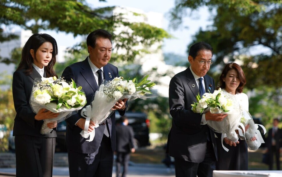 President Yoon Suk-yeol and first lady Kim Keon-hee of South Korea and Prime Minister Fumio Kishida and first lady Yuko Kishida of Japan lay flowers at the memorial to Korean victims of the atomic bombings of Japan located in the Hiroshima Peace Memorial Park on May 21. (Yonhap)
