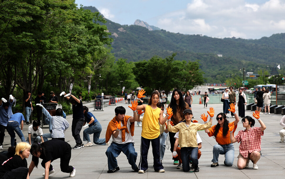 제26회 ‘세계 생물다양성의 날’인 2025년 5월22일 오전 서울 종로구 광화문광장 이순신 동상 앞에서 시민 35명과 전문 무용수 12명 등 총 47명이 다섯 팀으로 나뉘어 ‘자연의 권리’를 몸짓으로 표현하는 ‘공생2’를 선보이고 있다. 2024년에 이어 두 번째로 열린 이번 행사는 국내 보호 지역과 동식물에 법인격(권리능력)을 부여하고 인간과 더불어 안전하게 살아갈 기반을 마련하자는 취지로 기획됐다.