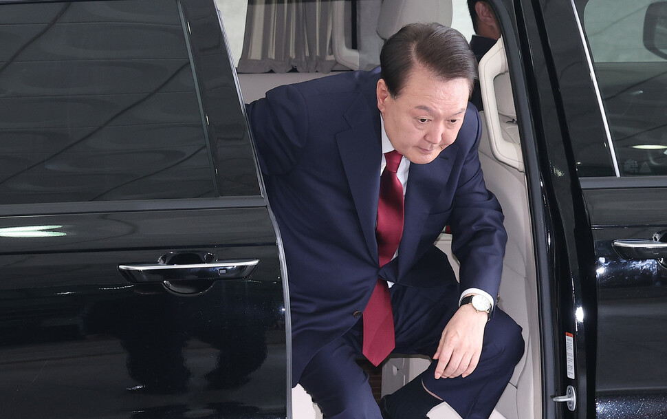 ‘내란 우두머리’ 윤석열이 2025년 6월28일 서울 서초구 서울고등검찰청에 마련된 ‘내란 특검’에 피의자 신분으로 출석하기 위해 차에서 내리고 있다. 공동취재사진