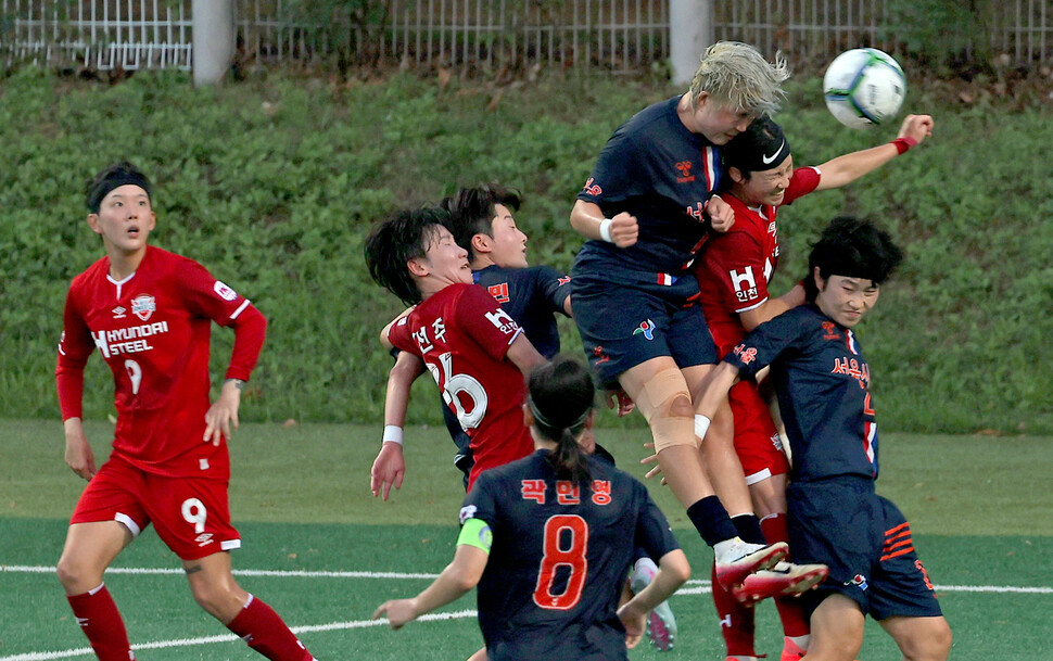 2025년 7월21일 저녁 서울 마포구 상암동 서울월드컵경기장 보조경기장에서 더블유케이(WK)리그 서울시청(검은색 유니폼)과 인천현대제철의 경기가 열리고 있다. 이종근 선임기자 root2@hani.co.kr