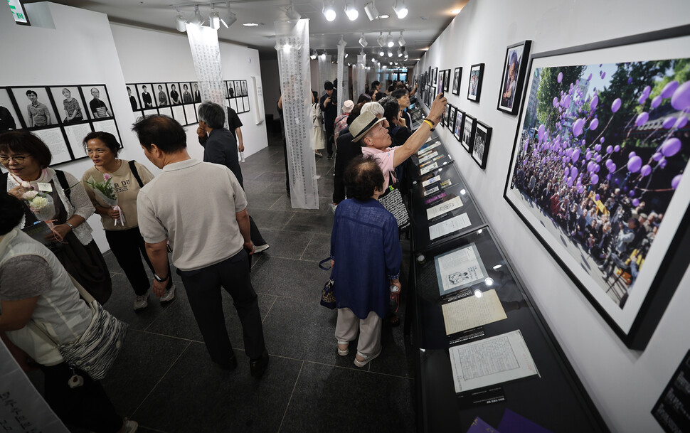 전국민족민주유가족협의회(유가협)·민주화실천가족운동협의회(민가협) 40주년 기념 전시 ‘보고 싶고, 만나고 싶어’가 열린 서울 용산구 민주화운동기념관에서 참가자들이 전시물을 둘러보고 있다.