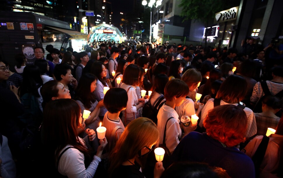‘강남역 여성살인사건’ 직후인 2016년 5월20일 살해된 희생자를 추모하는 촛불집회에 모인 여성들이 참가자들의 말을 듣고 있다. 정용일 선임기자