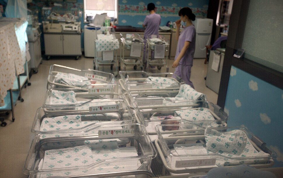 Cradles in the newborn wing of a hospital in Gyeonggi Province sit empty, a sign of Korea’s low birth rate. (Yoon Woon-sik/The Hankyoreh)