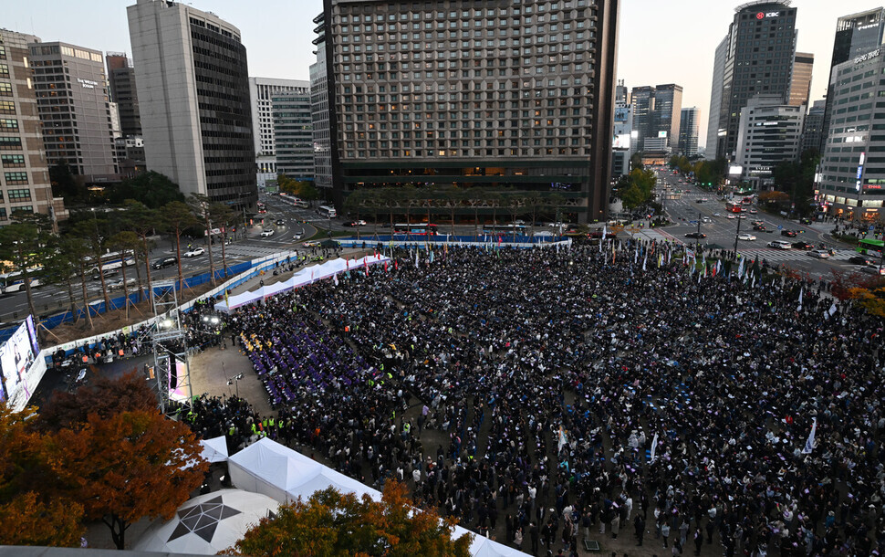 A mass public memorial rally for victims of the Itaewon crowd crush fills Seoul Plaza on Oct. 29, the one-year anniversary of the tragedy. (pool photo)