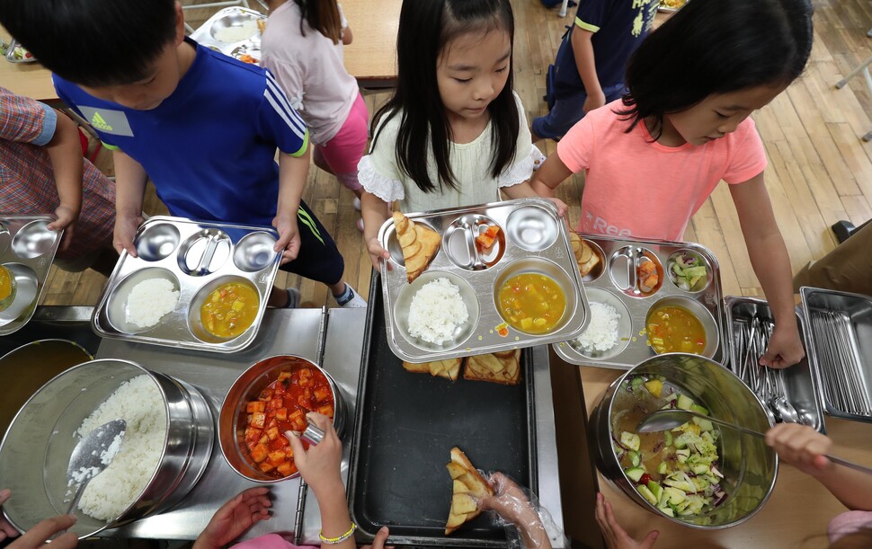 서울의 한 초등학교에서 점심 급식을 받고 있다. 한겨레 백소아 기자