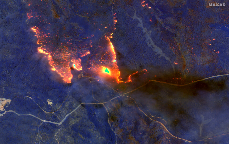 호주 빅토리아주 이스트깁스랜드에 있는 관광도시 오보스트 동쪽이 1월4일 산불에 휩싸인 모습을 촬영한 위성사진. 로이터 연합뉴스