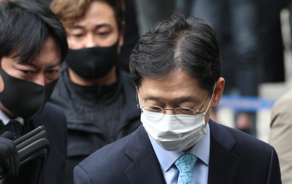South Gyeongsang Governor Kim Kyoung-soo leaves the Seoul High Court following a ruling that upheld a two-year prison sentence on Nov. 6. (Kim Bong-gyu)