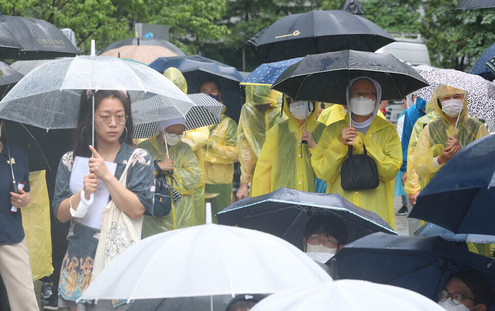 Participants in the 1,550th Wednesday Demonstration calling for the resolution of the issue of wartime sexual slavery by the Japanese military stand outside the former Japanese Embassy in downtown Seoul on June 29, calling for an apology and compensation from Japan. (Kim Jung-hyo/The Hankyoreh)