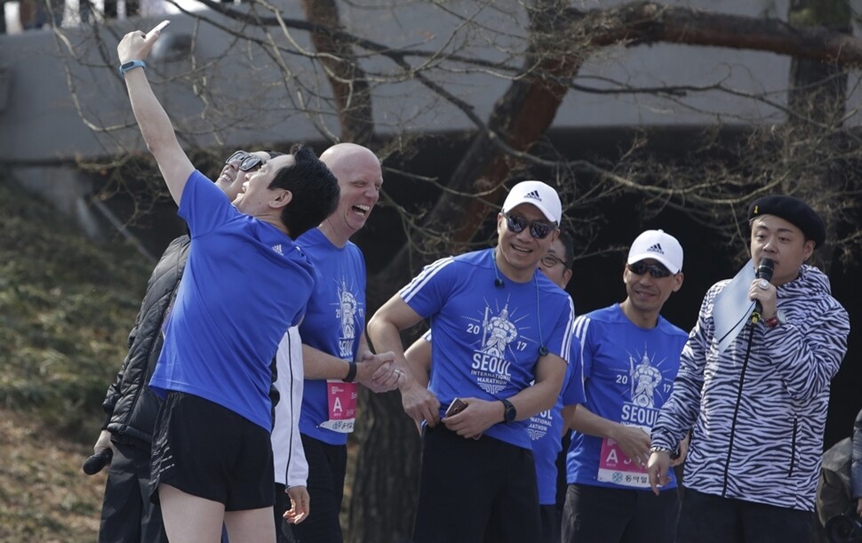 서울국제마라톤에 참석한 남 지사가 무대 행사를 진행하던 방송인 하하씨와 셀카를 찍고 있다.
