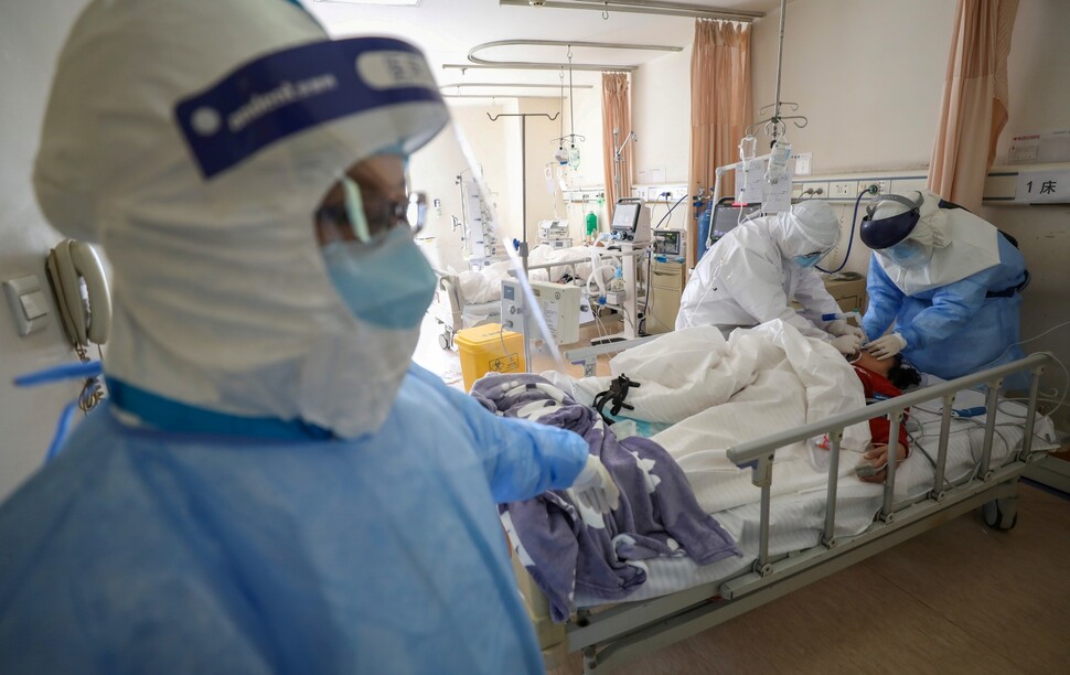 우한 적십자병원에서 2월16일 의료진이 코로나19 환자에게 산소를 공급하고 있다.