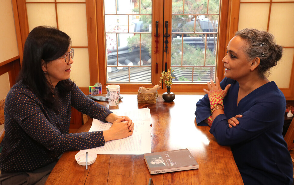 Writer Arundhati Roy speaks with Inha University professor Park Hye-young on Nov. 24 at a guest house in Eunpyeong Hanok Village. (Kim Tae-hyeong/The Hankyoreh)