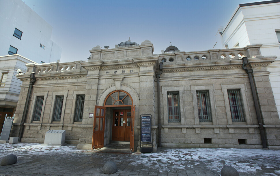 The Incheon Open Port Museum is seen here situated in its renaissance-style stone architecture. It was the site of the Incheon branch of the former First Bank of Japan, established in 1899. (Her Yun-hee/The Hankyoreh)