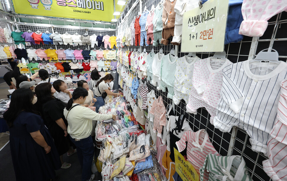 지난달 30일 대구 북구 엑스코에서 개막한 ‘대구 베이비&키즈 박람회’에서 관람객들이 육아용품을 살펴보고 있다. 연합뉴스