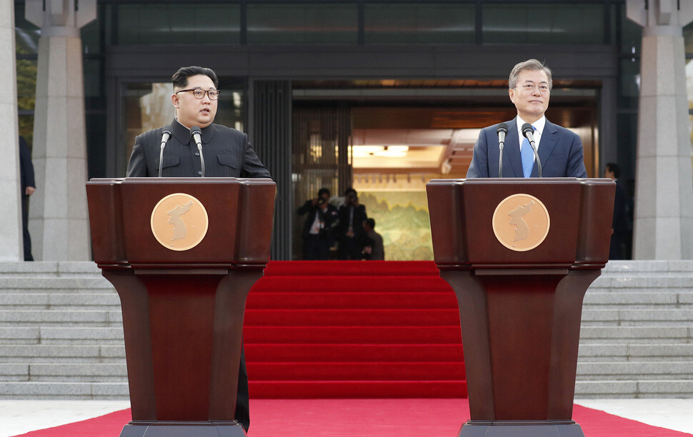 South Korean President Moon Jae-in (right) and North Korean leader Kim Jong-un jointly announce the Apr. 27 Panmunjeom Declaration. (Hankyoreh archives)
