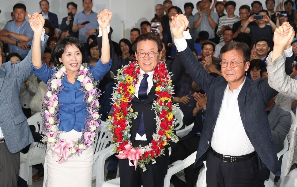이재명 더불어민주당 경기도지사 후보가 2018년 6월13일 저녁 경기도 수원시 팔달구 선거사무소에서 당선이 확실시되자 부인 김혜경씨와 함께 손을 들어 인사하고 있다. 수원/한겨레 강창광 기자 