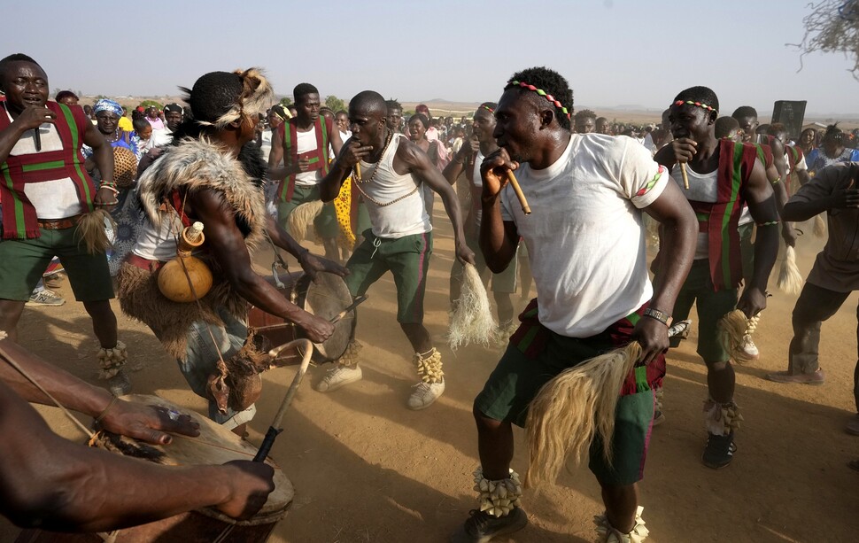 나이지리아 중부 리욤에서 베롬 부족 전통의상을 입은 사람들이 새해를 축하하는 춤을 추고 있다.