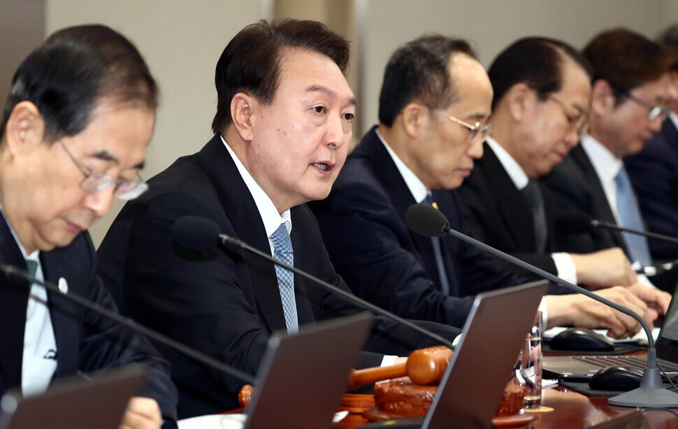 President Yoon Suk-yeol presides over a Cabinet meeting at the presidential office in Seoul’s Yongsan District on Feb. 21. (Yoon Woon-sik/The Hankyoreh)