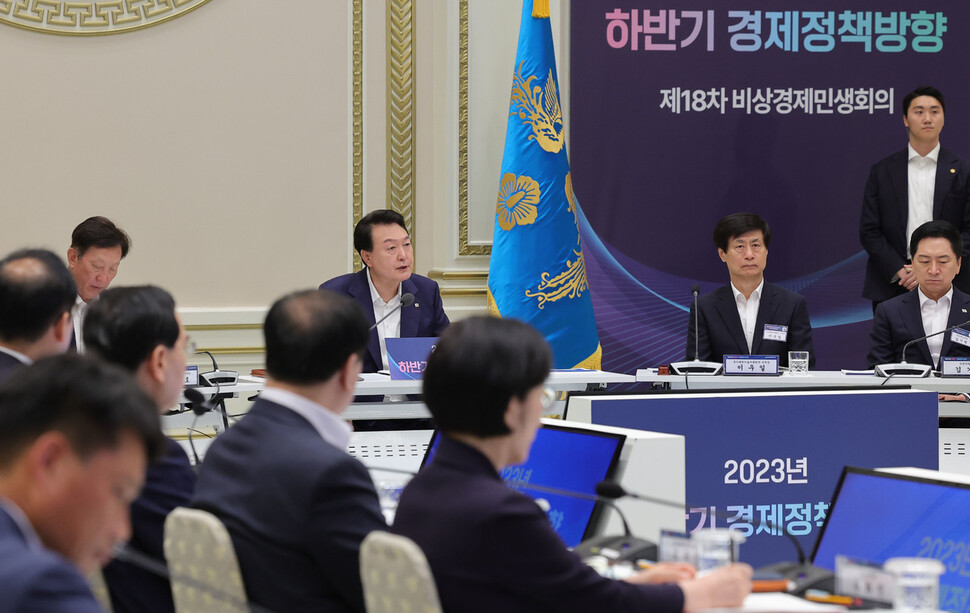 윤석열 대통령은 2023년 7월4일 청와대 영빈관에서 열린 ‘2023년 하반기 경제정책 방향’ 관련 회의에서 “공정하고 정당한 보상체계에서 얻어지는 이익과 권리가 아닌, 자기들만의 카르텔을 구축해 이권을 나눠 먹는 구조는 타파해야 한다”고 말했다. 대통령실사진기자단