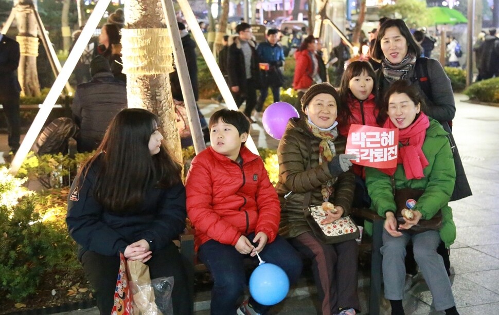 가족과 함께 참가한 촛불집회. 2016년 12월3일 서울 광화문 세종문화회관. 박희진 제공
