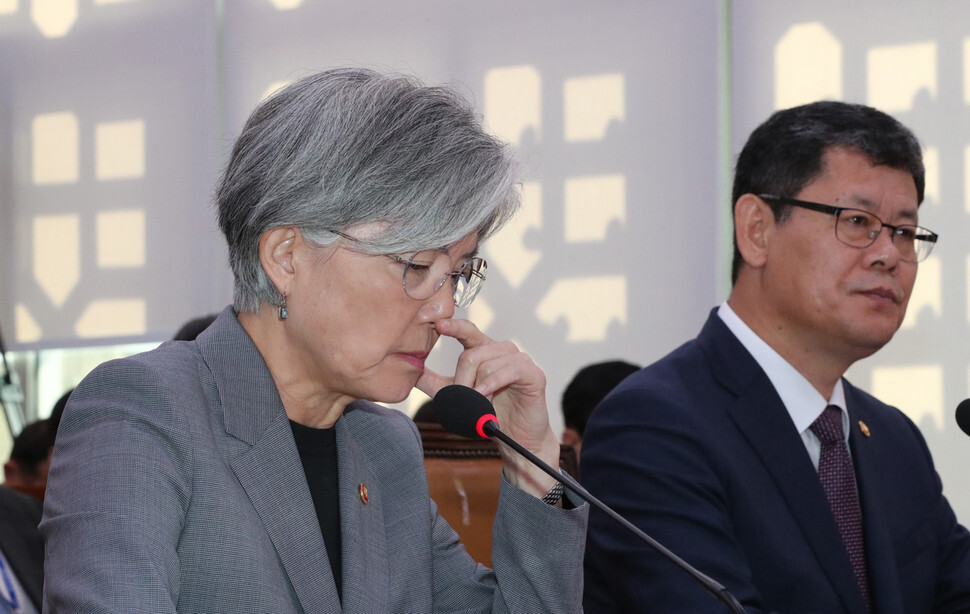 South Korean Unification Minister Kim Yeon-chul (right) and Foreign Minister Kim Kyung-wha during an audit by the National Assembly’s Foreign Affairs and Unification Committee on Oct. 21. (Yonhap News)