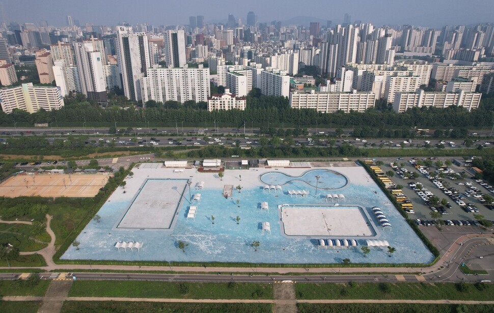 Swimming pool at Jamwon Han River Park (Park Jong-shik/The Hankyoreh)