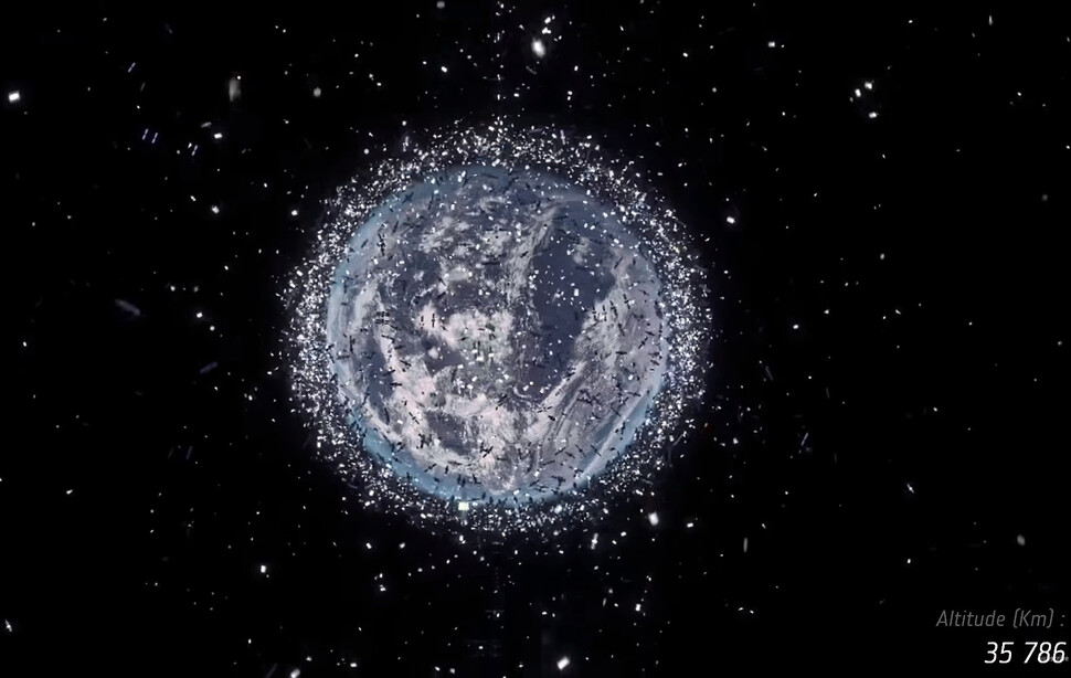 지구 둘레가 우주쓰레기로 둘러싸인 모습. 지구의 인공위성 궤도에는 수명을 다한 인공위성과 로켓 잔해등 크고 작은 우주쓰레기 2만3천여 개가 구름처럼 떠돌고 있다. 유럽우주국(ESA) 공식 유튜브 화면 갈무리