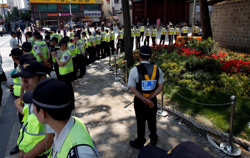 2013년 서울 광화문에 쌍용자동차의 불법적 정리해고에 따른 희생자 24명의 분향소가 설치되고 추모하는 시민이 찾자, 관할 구청은 화단을 조성하고 경찰을 투입해 ‘화단을 보호’했다. 정용일 기자