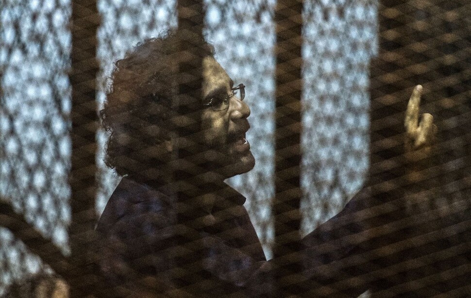 Ativista Alaa Abdel Fattah em março de 2015. Abdel Fattah, que está preso por espalhar notícias falsas, iniciou recentemente uma greve de fome após uma greve de fome.  Agência de Notícias Yonhap para AFP