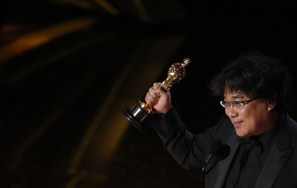 South Korean filmmaker Bong Joon-ho accepts the prize for best film at the 2020 Academy Awards in Los Angeles on Feb. 9. (Yonhap News)