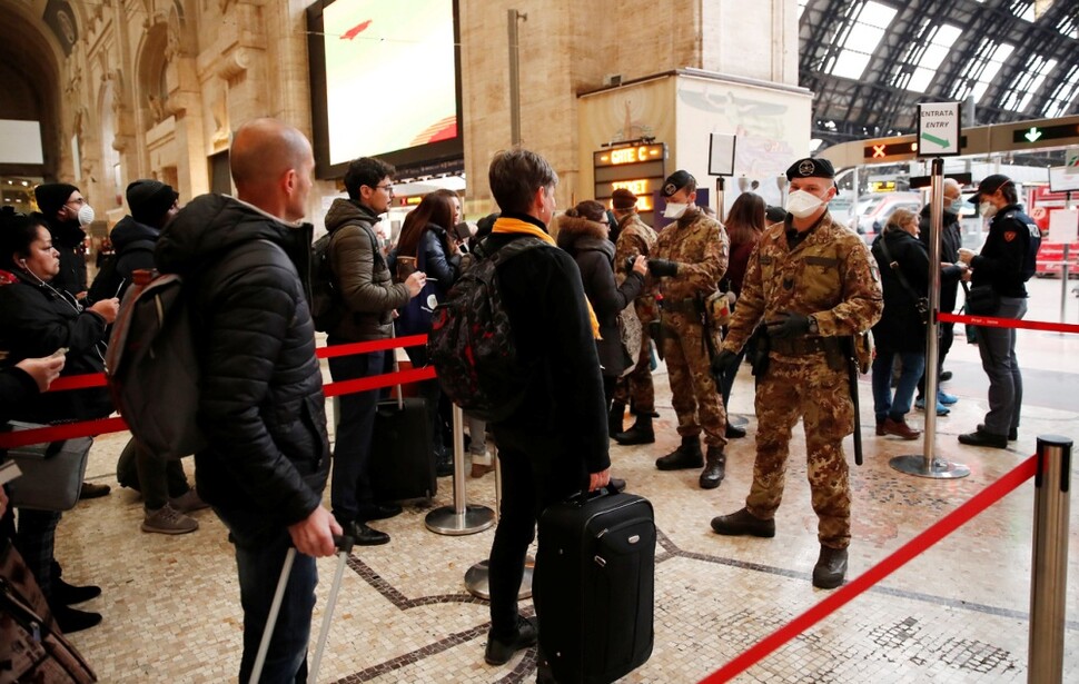 이탈리아 밀라노 기차역에서 3월9일 군인들이 승객들의 기차 탑승 사유를 점검하고 있다. 이탈리아 정부는 코로나19 때문에 3월 초부터 두 달여간 국민에게 이동제한령을 내렸다. AP 연합뉴스