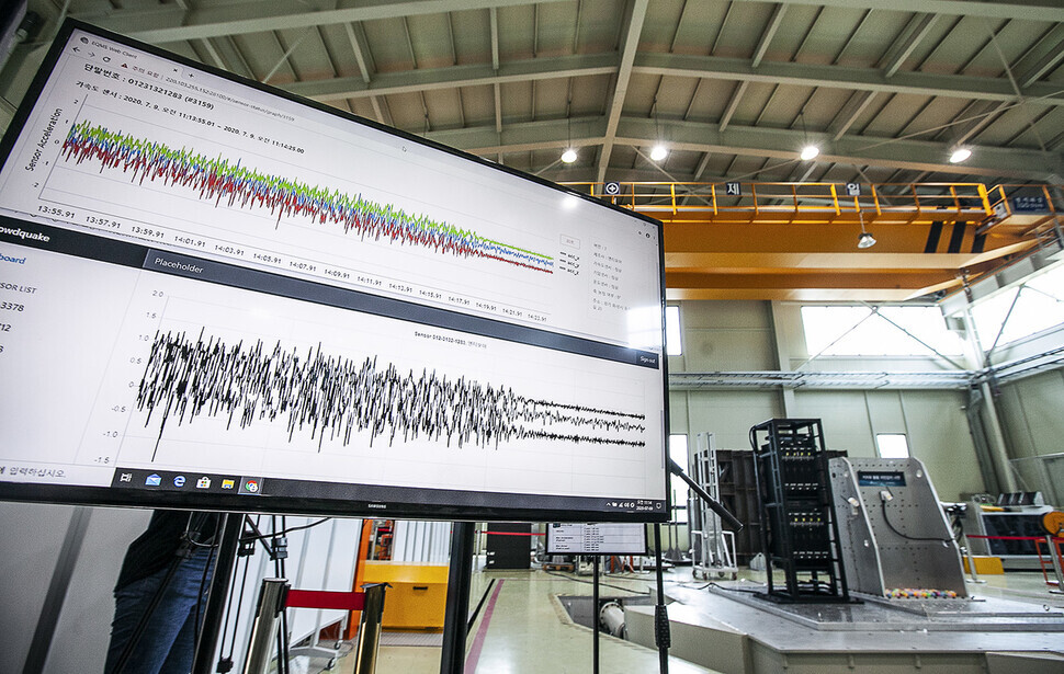 An artificial earthquake test is conducted at SGS Korea’s earthquake-resistant experimental center at Dongtan, in Hwasong, Gyeonggi Province, on July 9.