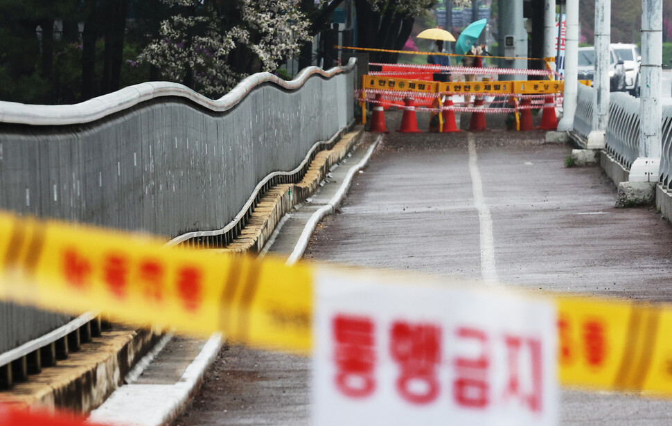 <b>After the partial collapse of a bridge in Seongnam, Gyeonggi Province, on April 5 the city closed off walkways after receiving reports of warped bridges in the area. (Yonhap)</b>