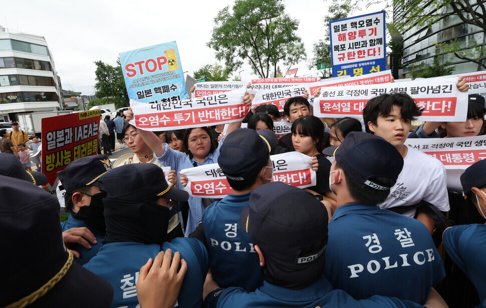 A collective of students opposed to Japan’s discharge of contaminated water from Fukushima holds a press conference outside the Japanese Embassy in Seoul’s Jongno District on Aug. 24. (Shin So-young/The Hankyoreh)