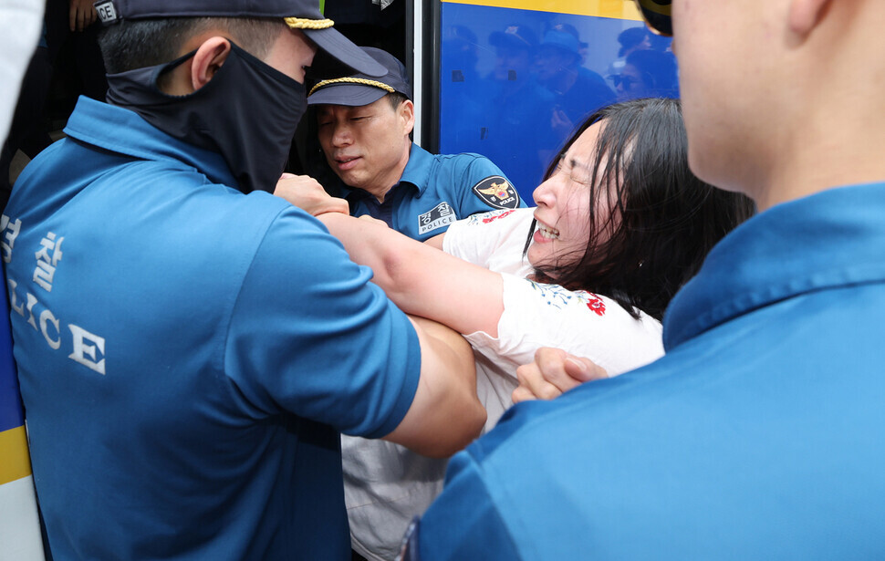 Police put a student they arrested into a police bus. (Shin So-young/The Hankyoreh)