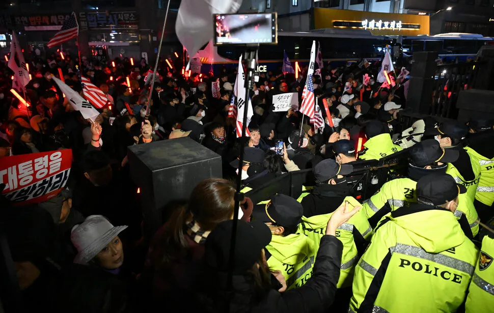 서울 마포구 서울서부지방법원에서 18일 '내란 우두머리' 혐의를 받는 윤석열 대통령이 구속 전 피의자 심문(영장실질심사)을 받고 있는 가운데 지지자들이 법원 담장 너머로 시위를 하고 있다. 공동취재사진