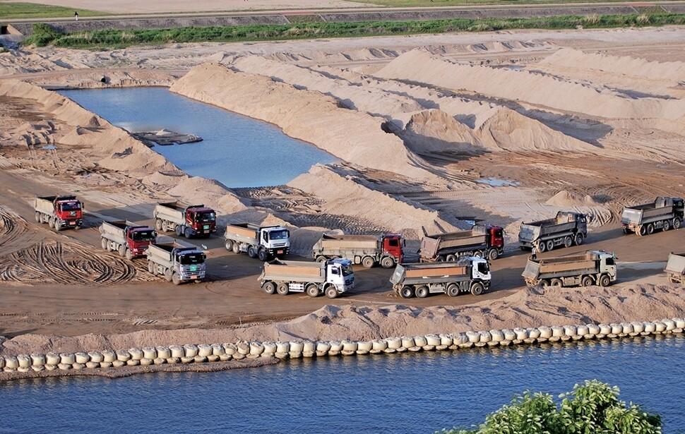 4대강 사업으로 강변과 강바닥에 대규모 준설이 이뤄지면서 수생 생태계가 파괴됐다. 김종술 기자 제공