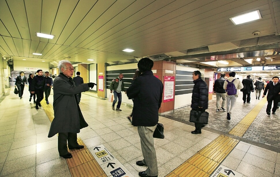 김석범 작가가 <화산도>에서 묘사한 일본 도쿄 우에노역 지하도를 둘러보고 있다. 맞은편은 그와 동행한 조동현 제주4·3을생각하는모임 회장.